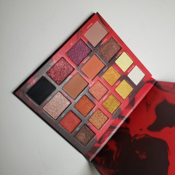Eyeshadow Palette Mega Magma 18 Colors Prolux - Picture 5 of 7